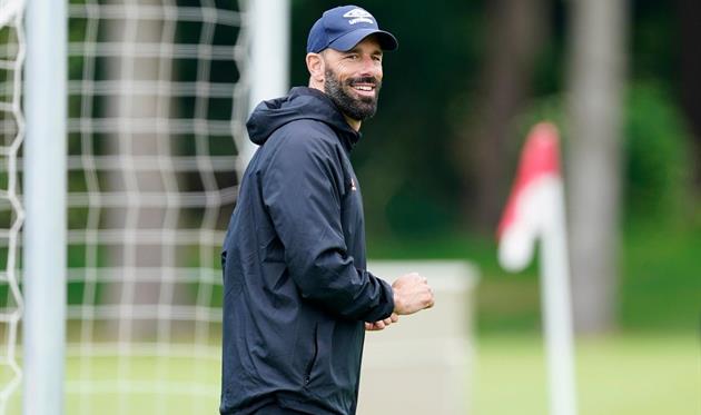 Руд ван Нистельрой, фото из официального Твиттера тренера молодежной команды ПСВ