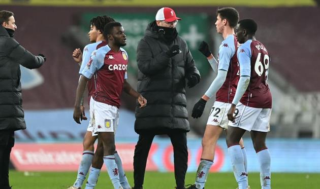 Юрген Клопп и игроки Астон Виллы, Getty Images
