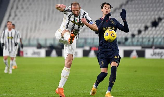 Джорджо Кьеллини в матче против Дженоа (слева), Getty Images