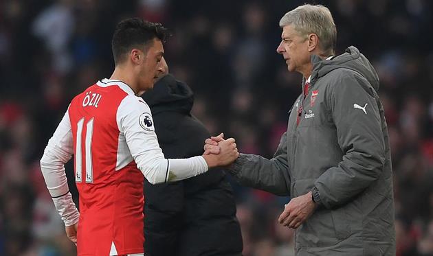 Месут Озил (слева) и Арсен Венгер, Getty Images