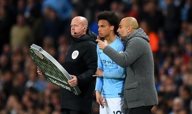 Лерой Сане (по центру) и Хосеп Гвардиола (справа), Getty Images