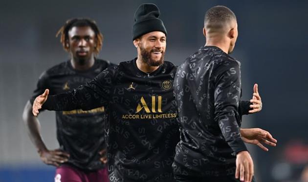 Неймар пытается поймать в объятия Килиана Мбаппе, Getty Images