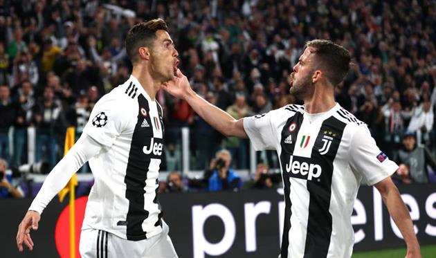 Криштиану Роналду (слева) и Миралем Пьянич, Getty Images