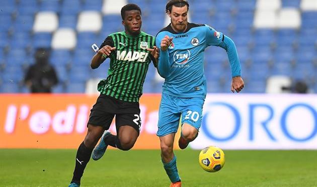 Симоне Бастони (справа) в матче против Сассуоло, Getty Images