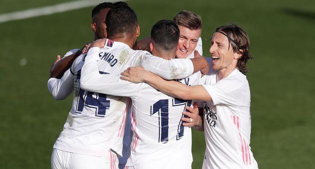 Игроки Реала празднуют забитый мяч в ворота Валенсии, Getty Images