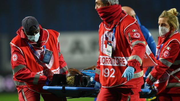 Виктор Осимхен во время матча против Аталанты, Getty Images