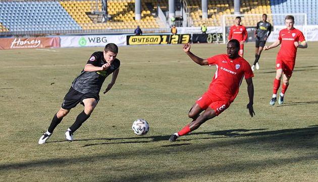 Евгений Цымбалюк (слева) в матче против Миная, фото ФК Олимпик Донецк