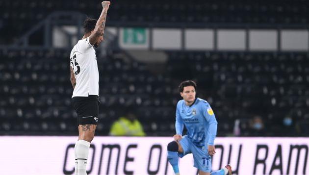 Игрок Дерби Колин Казим-Ричардс во время акции BLM, Getty Images