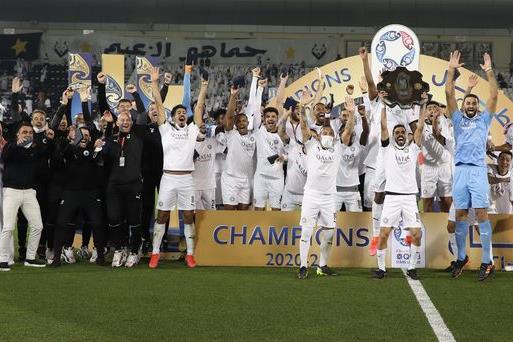 Хави (крайний слева) празднует успех вместе с командой, twitter.com/AlsaddSC