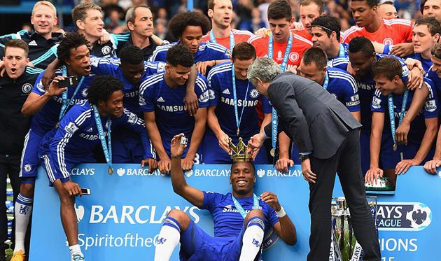 Дидье Дрогба (по центру)