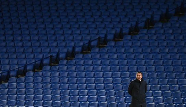 Брэндан Роджерс (Лестер) на фоне пустых трибун Амекс Стэдиум , Getty Images