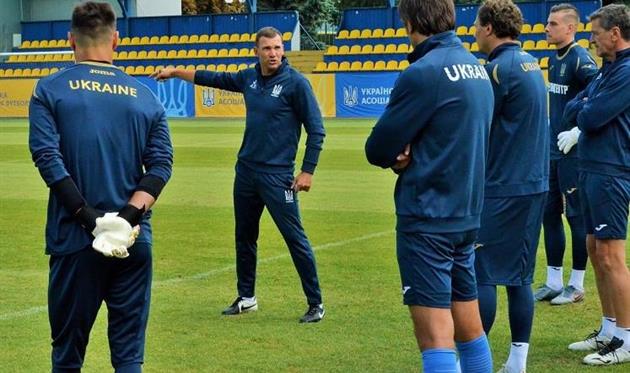 Андрей Шевченко (по центру) и футболисты сборной Украины, УАФ