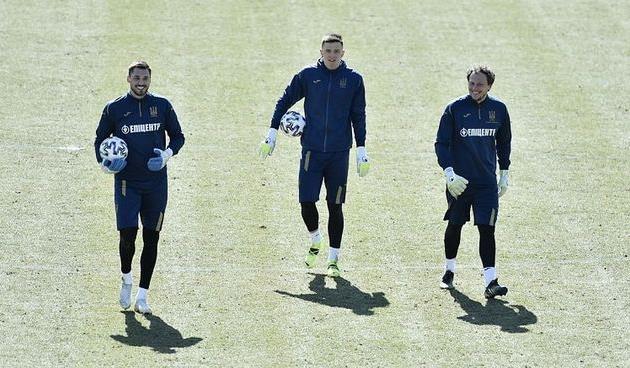 Голкиперы сборной Украины на тренировке перед игрой против Франции, фото УАФ