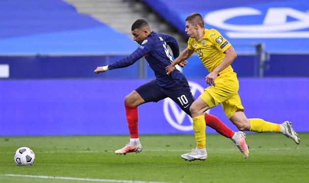 Виталий Миколенко (на переднем плане) преследует Килиана Мбаппе, Getty Images