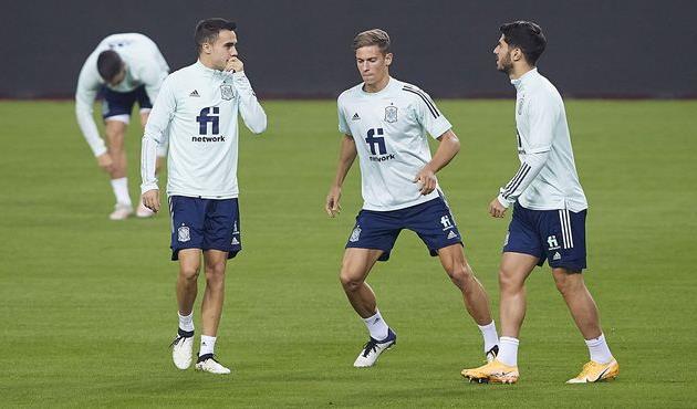 Маркос Льоренте (по центру) в беседе с Серхио Регилоном (слева) и Марко Асенсио, Getty Images