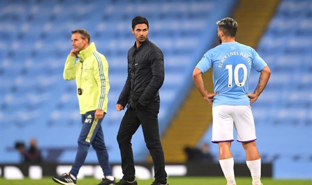 Микель Артета (по центру) и Серхио Агуэро (слева), getty images