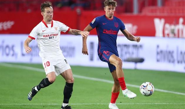 Иван Ракитич (слева) противостоит Маркосу Льоренте в матче против Атлетико, Getty Images