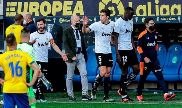 Момент с уходом с поля Муктара Диакаби и остальных футболистов Валенсии, elsalvador.com