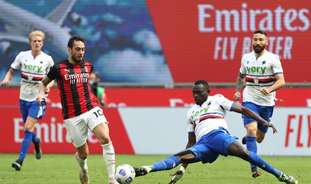 Хакан Чалханоглу (слева), Getty Images