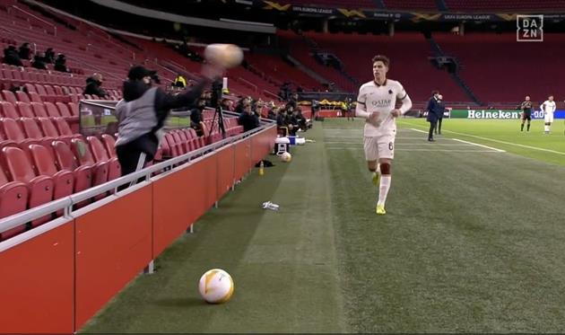 Болбой Аякса бросил мяч в лицо защитнику Ромы за затяжку времени