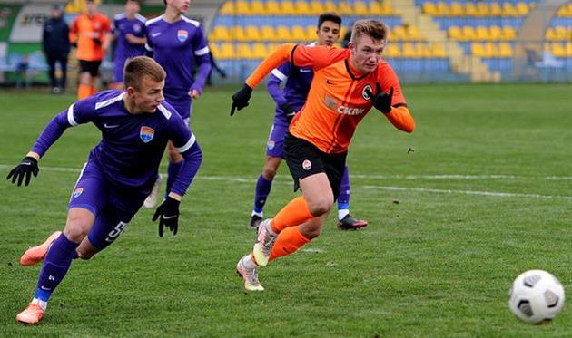 Илья Ухань (слева) в матче молодежных составов Мариуполя и Шахтера, фото ФК Шахтер Донецк