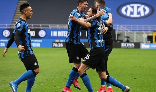 Игроки Интера праздную забитый мяч в ворота Кальяри, Getty Images