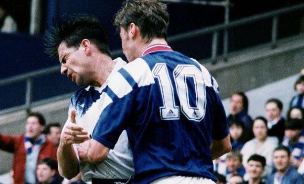 Данкан Фергюсон наносит удар головой Джону Макстею