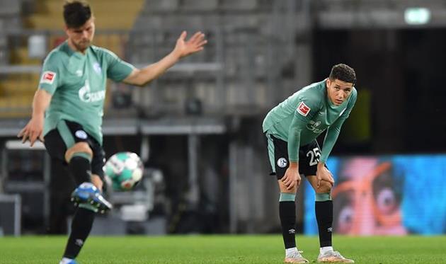 Игроки Шальке после игры против Арминии, Getty Images