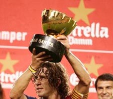Кубок в руках у Пуйоля, fcbarcelona.com