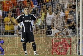 Икер пропустил три гола. AP