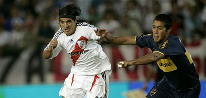 Майдана (справа) против Ариэля Ортеги