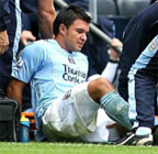 Божинов покидает поле на носилках