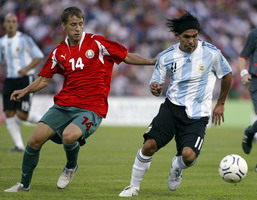 Тевес убегает от Путило, Reuters