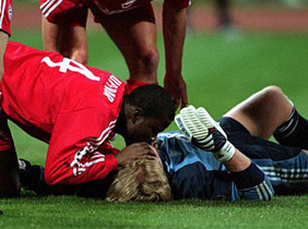 Сэмми Куффур помогает Олли Кану