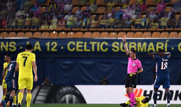 Артур Суареш Диаш удаляет Дани Себальоса в матче с Вильярреалом, Getty Images