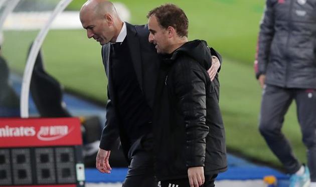 Зинедин Зидан (на заднем плане) и Ягобо Аррасате после матча, Getty Images