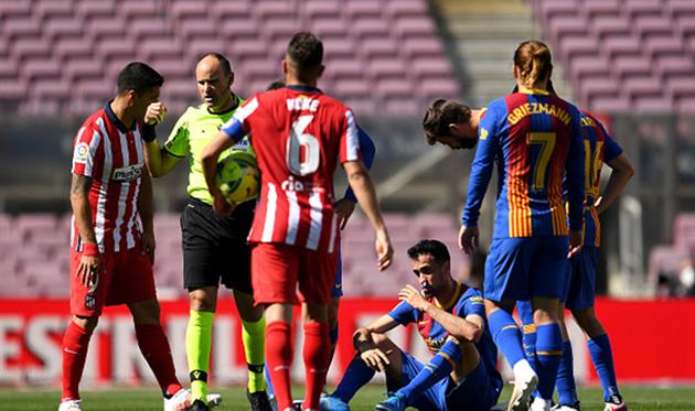 Серхио Бускетс сидит на газоне, Getty Images