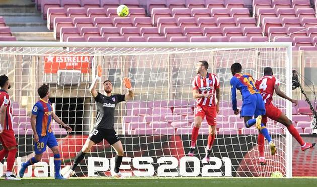 Ян Облак в матче против Барселоны на Камп Ноу, Getty Images