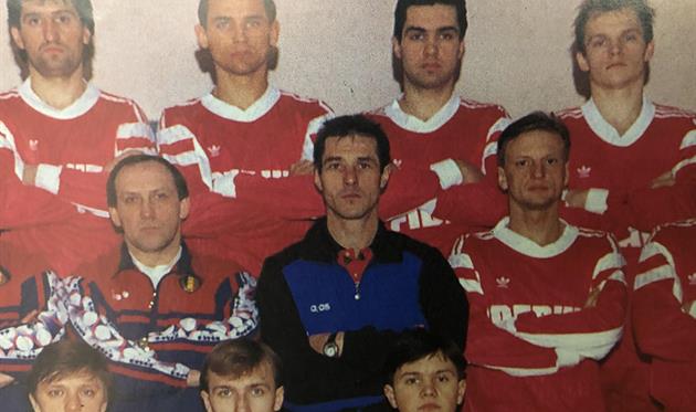 Яковенко — перший праворуч у верхньому ряді