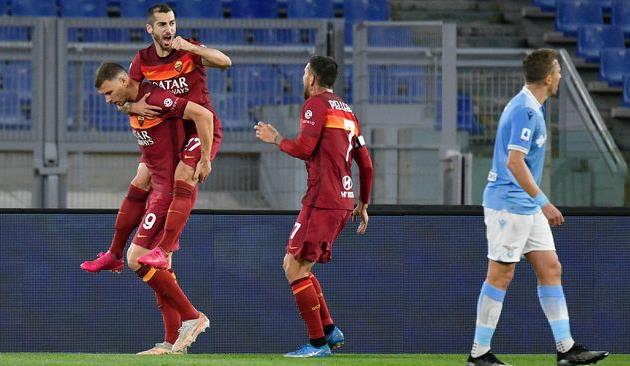 Генрих Мхитарян (на спине у Эдина Джеко) празднует гол в ворота Лацио, Getty Images