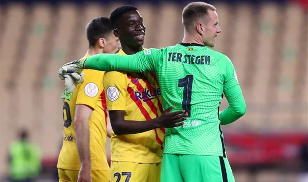 Илаиш Мориба (лицом) в объятиях Марка-Андре тер Штегена, Getty Images