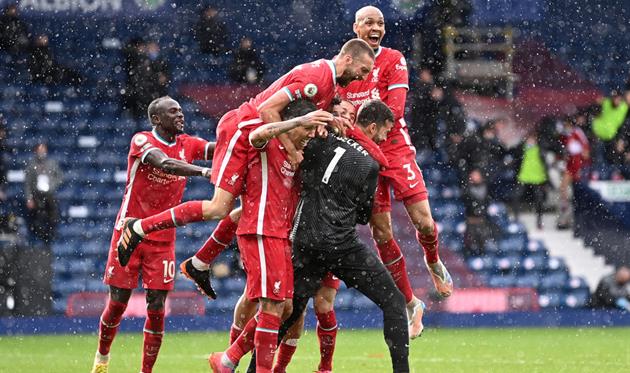 Алиссон с одноклубниками, getty images