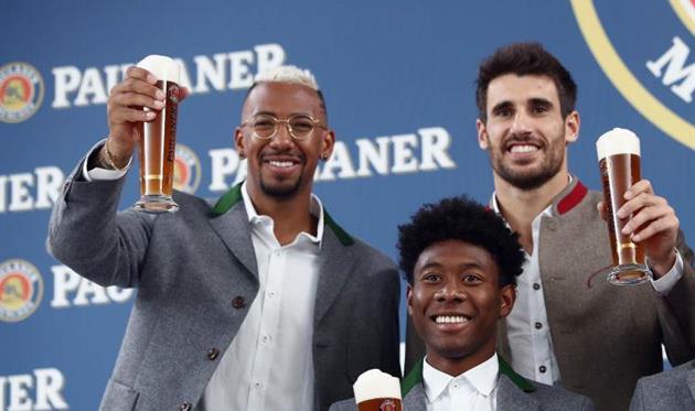 Жером Боатенг (слева), Давид Алаба (по центру) и Хави Мартинес, getty images