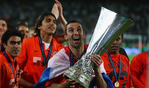 Дарио Срна с Кубком УЕФА, после финала против Вердера, Getty Images