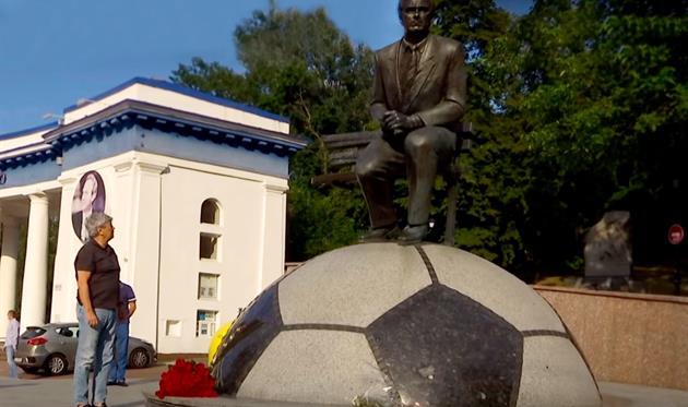 Луческу у памятника Лобановскому, Getty Images