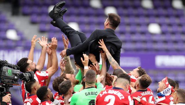 Диего Симеоне во время празднования футболистами Атлетико победы в Ла Лиге, Getty Images