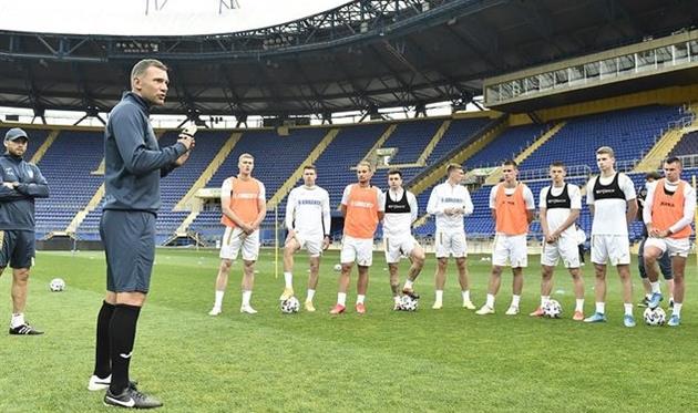 Андрей Шевченко перед игроками сборной Украины, фото УАФ