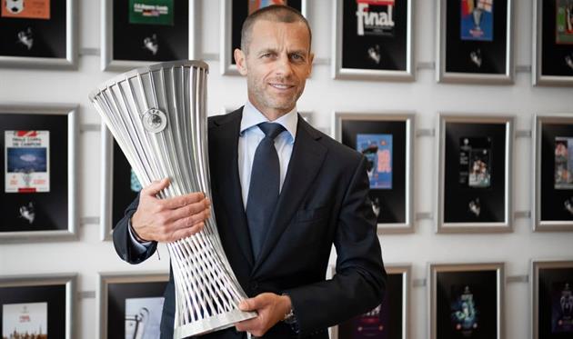 Президент УЕФА Александер Чеферин с новым трофеем, сайт уефа