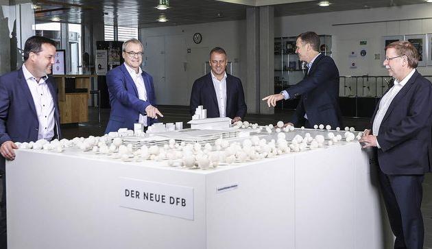 Ханс-Дитер Флик во время презентации его в качестве главного тренера сборной Германии, dfb.de