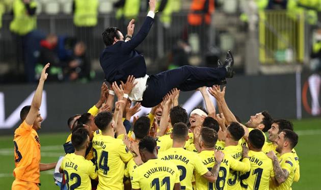 Унаи Эмери подбрасывают вверх, фото getty images